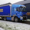 En lastvogn fra Bulgarien ankom torsdag formiddag med materialerne til de nye klatrefaciliteter i Multihallen i Ryomgård. Privatfoto