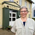 Gunver Kold Jensen runder 70 år næste år, og nu har hun gjort op med sig selv, at energien skal prioriteres til børnebørnene. Derfor har hun og hendes mand Paul Busk Jensen nu sat Allingåbro Hotel Bed & Breakfast til salg. De overtog hotellet i 2010 og har siden da gennemrenoveret bygningen med dertilhørende nye værelser og ferielejligheder. Foto: Simon Carlson