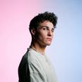 »Jeg tror, mange queer-personer kan nikke genkendende til på en eller anden måde at have nogle ting imod sig. Nogle rum er bare svære at være i. Samtidig føler jeg, at jeg har et meget godt bagland,« siger Sander Sanchez. Foto: Arthur Aizikovich, DR