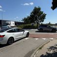 Man har tidligere overvejet at lave en mere markant afmærkning af cykelarealet i rundkørslen ved at bruge en skakternsmarkering, som man kender fra vejbump. Men det kræver tilladelse fra Vejdirektoratet at bruge den markering til andet end vejbump, og derudover er kommunen gået væk fra den ide nu, da man har været bange for, at det kunne forvirre mere end det gavnede. Cyklisterne får dog et større areal. Foto: Anders Michaelsen