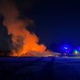 Det enorme bål tog omkring halvanden time at få skilt ad og slukket, fortæller operationschefen ved Østjyllands Brandvæsen. Foto: Presse-fotos.dk