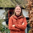 Laura RIddersholm, 39, bor tæt på naturen i en stråtækt landsbyidyl i Alling med sin mand, Lasse og deres to piger på otte og 10 år. Foto: Grethe Bo Madsen