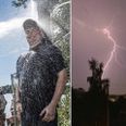Alt efter, hvor du bor i landet, skal du vælge badebukser eller sydvest. Foto: Thormas Borgber/Casper Dalhoff/Ritzau Scanpix.
