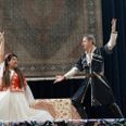 Aziz Azimi og Maria Arianfar danser traditionel iransk folkedans i originale dragter. Dansen fortæller en historie.