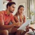 Brug august til at danne dig et overblik over, hvor mange penge du fik brugt på sommerferien, og læg en plan for at bygge opsparingen op på ny. Foto: Adobe Stock.