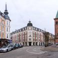 Skt. Pauls Kirkeplads set fra M.P. Bruuns Gade. I midten af billedet ses beboelsesejendommen Tagenhus, hvor købmanden Kaj Schmidt blev skudt af Petergruppen i 1945. Foto: Fotograf Ib Nicolajsen, 2018, Aarhus Stadsarkiv