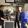 Karin Salling (til venstre) anbefalede direktør i Salling Marianne Bedsted at prøve den mousserende solbærvin fra Andersen Winery. De var begge vilde med den.