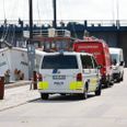 En mand er fundet død i Aalborg Havn fredag formiddag - politiet leder efter hjælp til at identificere manden. Foto: Presse-fotos.dk.