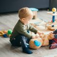 Skal kommunen yde tilskud til familier, der selv vil passe deres børn? Det er politikerne i Favrskov Kommune uenige om. Modelfoto: Adobe Stock