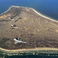 Danske F-35 og svenske Gripen på øvelse med et flot kig ned på Anholt. Foto: Flygvapnet