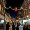 Der blev sidste år indkøbt en helt ny julebelysning med guirlander og julehjerter af Handel Grenaa. I år skal der jules endnu mere. Foto: Søren Andersen