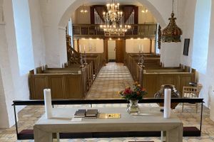 Tre klasser bliver konfirmeret i Hammel Kirke, mens en enkelt elev bliver konfirmeret i Voldby Forsamlingshus, fordi Voldby Kirke er lukket på grund af renovering.