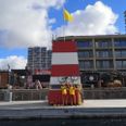 Gult flag på Aarhus Ø. Foto: TrygFonden Kystlivredning