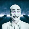 I ’En fortælling om blindhed’ bliver blinde, ramte af en epidemi, interneret på et nedlagt sindssygehospital. Aarhus Teater advarede om indholdet i forestillingen på teatrets hjemmeside. Foto: Aarhus Teater, Emilia Therese