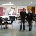 Centerchef Henrik Skjøtt og rådgiver Alis Carlsen, Middelfart Sparekasse, i centrets nye lounge. Pressefoto.