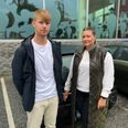 Christian Mønster og Natascha Thorsgaard er blandt dem, der har fået parkeringsafgifter for at holde ved Jens Otto Krags Plads i Randers. - Foto: TV2 Østjylland/