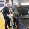 Efter J-dag var en så uheldig at knække sig i forældrenes bil fredag aften. I løbet af lørdagen blev bilen renset, og mandag morgen var bilen klar til at drage til Berlin tør og lugtfri. “Det hedder fleksibilitet,” siger Kent Lopdrup Rasmussen. Regning:500 kr.+ moms.