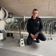 Der plejer at stå cykler på den plads, hvor Søren Bjørn Hansen sidder på hug på førstesalen. Privatfoto.