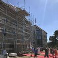Der var mange gæster til rejsegildet på Ovenvande-byggeriet. Foto: Home Skanderborg