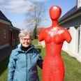 Ved åbningsfesten byder Tove Severinsen fra arbejdsgruppen velkommen og ønsker god fornøjelse. Pressefoto