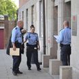 En af de nu otte dømte føres ind i Retten i Aarhus.