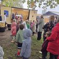 Taler ved 1-års fødselsdagen for Kunstcontaineren, der ligger på SFO'ens legeplads. Foro: Anette Bonde.