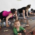 Babyerne har ’frit slaw’, mens deres mødre laver yogaøvelser - og det fungerer fint for begge parter. Foto: Sonne