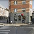 Indenfor godt et døgn er tre personer blevet truet med kniv til at hæve penge i Jutlander Bank på hjørnet af Frederiks Allé og Jægergaardsgade i Aarhus C.