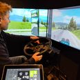 Flere af eleverne bøvlede lidt med at undvige elge og medtrafikanter i lastbilsimulatoren, endsige at overholde fartgrænsen. Foto: Mathias Dueholm