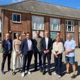 Frederik Gammelgåård, Skanderborg Kommune, Helle Riber Toftegård, formand for skolebestyrelsen. Borgmester Frands Fischer, Jens Joel MF, Thomas Jensen MF, Agnethe Lindegård, Bestyrelsesmedlem Landsbyordningen, Matthias Rasmussen, forældre, Per Jensen, skoleleder. Pressefoto