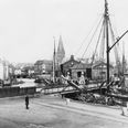 Svingbroen var den første jernbanebro over åen, der gav adgang for jernbanetrafikken på havneområdet. I dag ligger Letbanebroen samme sted. Den forreste bygning bag broen er Aarhus Børs, der blev nedrevet i februar 1957, og bag Børsen ses den gamle toldbodsbygning med den lille klokke. Ukendt fotograf, ca. 1900, Aarhus Stadsarkiv