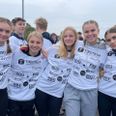 Lea Cramer, i midten af billedet, er godt tilfreds med sin præstation til årets 24-timersløb på Tirstrup Idrætsefterskole, hvor hun samlede 18.000 kroner ind. Foto: Anne Frank Henriksen