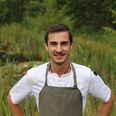 Køkkenchef Fabrizio Ferla benytter var sammen med restaurantchef Giulia Camillini i på farten to gange indenfor en uge for at modtage hædersbevisninger for bæredygtighed indenfor gastronomi. I køkkenet anvendes ingredienser, der primært er høstet i restaurantens egen mark og have. Pressefoto.