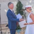 Rektor Sven Gaardbo smilede om kap med årets studenter og solen, da han personligt overrakte eksamensbeviser. Foto: Morten Ærø