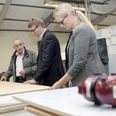 Direktør Curt Berggren fortalte minister Troels Lund Poulsen (V) om Cubes udviklingsplaner, mens Britt Bager (V) lyttede med. Fotos Kian Johansen