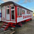 Med sine 22 kvadratmeter lever cirkusvognen op til termen tinyhouse. Pressefoto