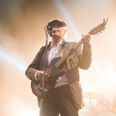 Kør med Kim Larsen ned ad Rabalderstræde i Galten. Pressefoto