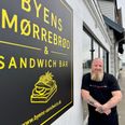 Noah Toft Jøker ser frem til 5. oktober, hvor han endelig kan byde velkommen i Aunings nye spisested Byens Smørrebrød & Sandwichbar. Han er uddannet kok, men den i dag 44-årige Noah Toft Jøker brugte mere end 20 år i en kriminel løbebane, der sendte ham ind og ud af fængslet. Med familiens hjælp har han vendt tingene rundt og ser nu frem til at give Auning et nyt madtilbud. Foto: Simon Carlson