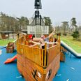 Det store piratskib er blot en af de mange tilføjelser, der er kommet til campingpladsen de seneste 20 år. Skibet lagde til på Grenaa Strand Camping i 2020, og gav anledning til en del hovedbrud og lange arbejdsdage, da det skulle samles. Her kom Michael Lips håndværkerbaggrund for alvor til sin ret. Og tro det eller ej, så har Michael Lip og Pernille Gleerup Andersen aldrig tidligere kopieret den ikoniske scene fra filmen Titanic. Foto: SImon Carlson