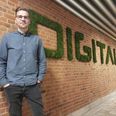Efteruddannelse bliver ofte brugt til at fastholde dygtige medarbejdere. Men for 39-årige Jesper Bertelsen blev efteruddannelse springbræt til et sporskifte – fra politiassistent til it-sikkerhedsspecialist i TDC. Han læser en diplomuddannelse i it-sikkerhed på Erhvervsakademi Aarhus, der er beliggende i Viby.