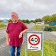 Erich Poser er som beboer på Fælledvej i Fjellerup ved at være godt og grundigt frustreret over, at hastigheden ofte langt overstiger de 40 km/t på vejen, mens han mener, der bliver talt for døve øren ved henvendelser til kommunen. Foto: Simon Carlson