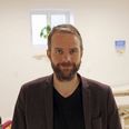 Rådmand for Sociale Forhold og Beskæftigelse Thoms Medom (SF) vil give misbrugere i Aarhus mere værdighed i livet med en udvidelse af fixerummets åbningsdage. Foto: Jeppe Kristensen
