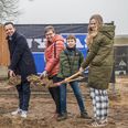 Borgmester Frands Fischer tog første spadestik til kommunes hidtil største genbrugsbygning ved Skovbyskolen. Udvalgsformand Trine Frengler og en flok elever fra skolen hjalp med at markere begyndelsen på opførslen af tilbygningen. Foto: Simon Jeppesen