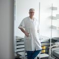 »Den influenzatype, vi primært ser i øjeblikket, er influenza A, som er en del af vaccinerne, så hvis man er blevet vaccineret, er man ikke i ligeså høj risiko for at skulle ned at ligge med influenza,« siger overlæge Lars Østergaard. Foto: Christian Lykking/Ritzau Scanpix