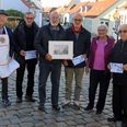 Lions Mols sælger lodsedler for en ti'er. Ude i byen bliver de nemmere at kende, for de får gule refleksveste med logo på. Fra venstre: Jørgen Billenberg, Ove Schmidt, Peter Frederiksen, Egon Madsen, Jytte Andersen og Preben Holst.