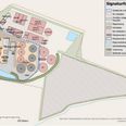 De røde bygninger er nye tanke og bygninger, mens de grå er eksisterende tanke. Det skraverede område til højre for biogasanlægget er de fem hektar, der er udlagt til solceller. Illustration: Favrskov Kommune