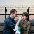 Jesper Grønkjær får her lov til at sætte en klovnenæse på en nordkorensk kvinde i uniform. Foto: Privat