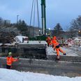 Det omkring to timer at placere de bærende dele af overdelen på den nye bro over Døde Å. Det tog kommune og vandforsyning over to år at snakke sig frem til, at man kunne starte arbejdet. Foto: Teknik og Miljø