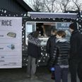 Torsdag fra klokken 17-19 kan du købe sushi fra en madvogn, der holder ved cykelhandleren i Stavtrup.