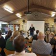 Martin Bregendahl Bak (stående) starter som ny leder for Midtdjurs Friskole og Børnehaven Solbærkrogen pr. 1. august 2019. Foto: Midtdjurs Friskole